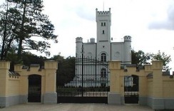 Stylowa brama przed pałacem - powiększ