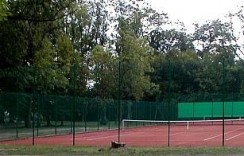 Kort tenisowy w parku dworskim - powiększ